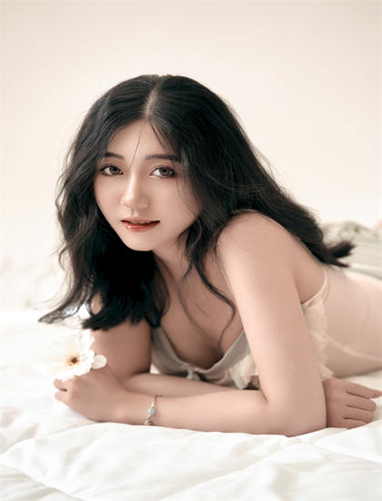 文化研究：恐怖片《蒂凡尼哈迪斯巨献：新秀辈出 第一季》如何展现传统文化与现代价值观的对话 理解作品的时代背景与文化语境